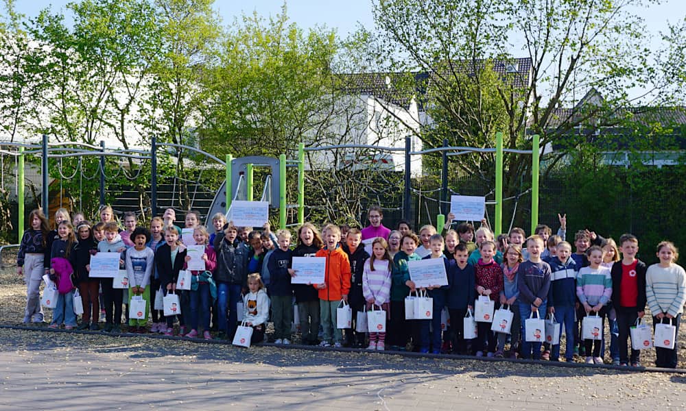 Kinder der Bruchschule freuen sich über ihre Grundschulpreise beim Energy Run