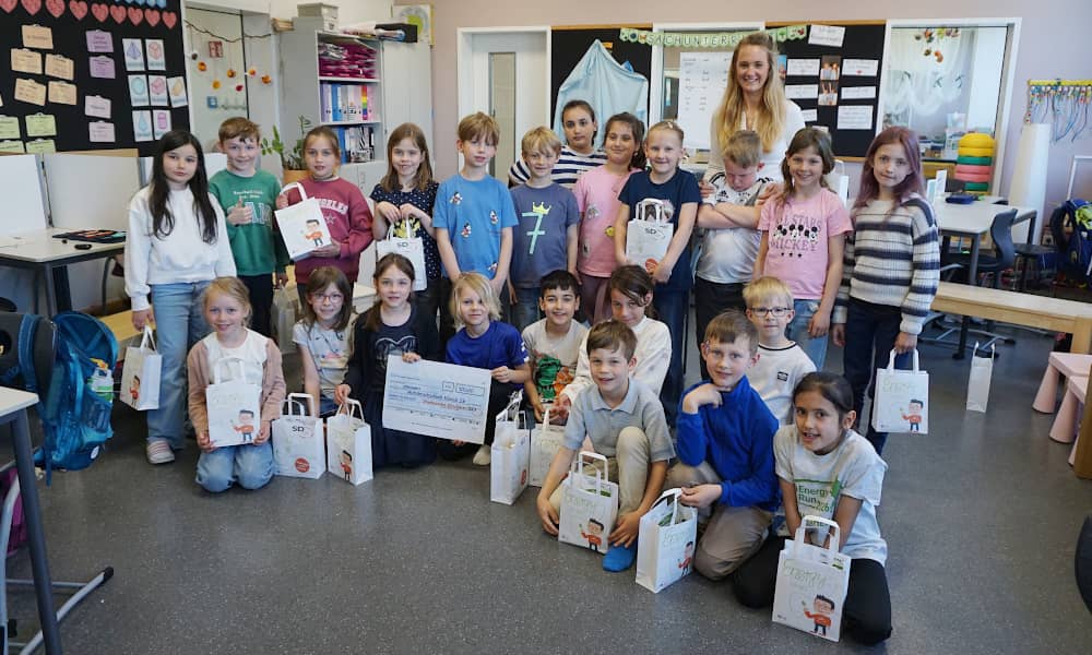 Ein Gruppenfoto mit Schulkindern.