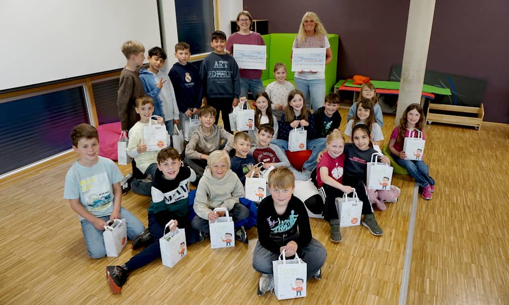 Ein Gruppenfoto mit Schulkindern.
