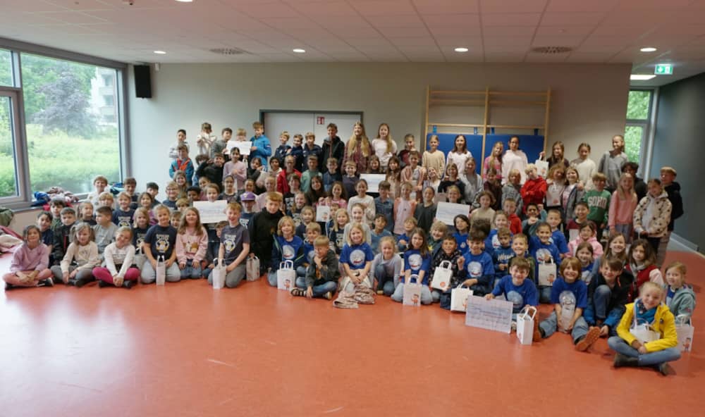 Ein Gruppenfoto mit Schulkindern.