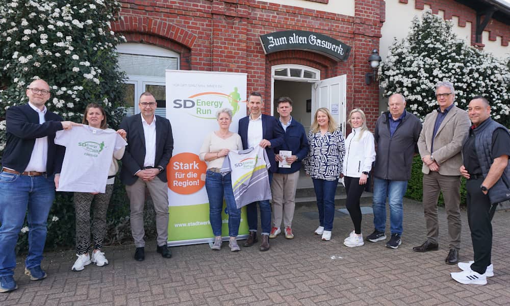Die Veranstalter und Sponsoren des Stadtwerke Dinslaken Energy Run vor dem Alten Gaswerk