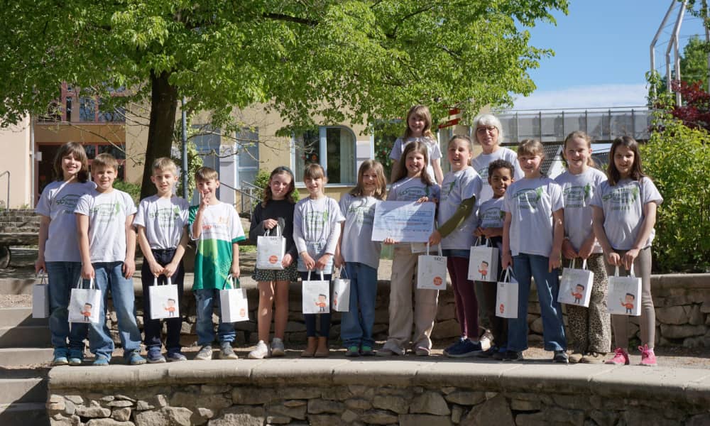 Ein Gruppenfoto mit Schulkindern.