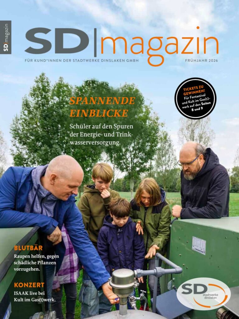 Die Titelseite des SD Magazin 2026/1: Kinder besichtigen eine Brunnenanlage