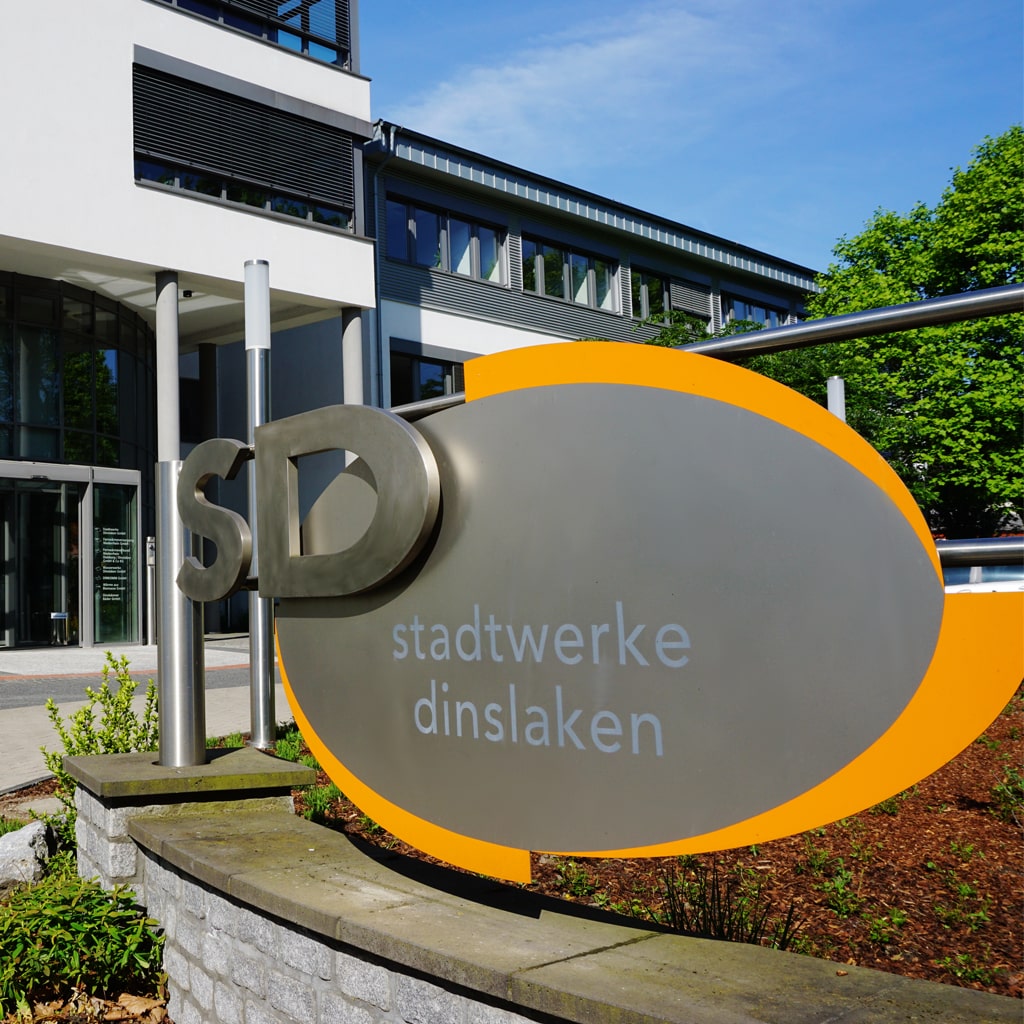 Stadtwerke Dinslaken Schild vor Hauptgebäude