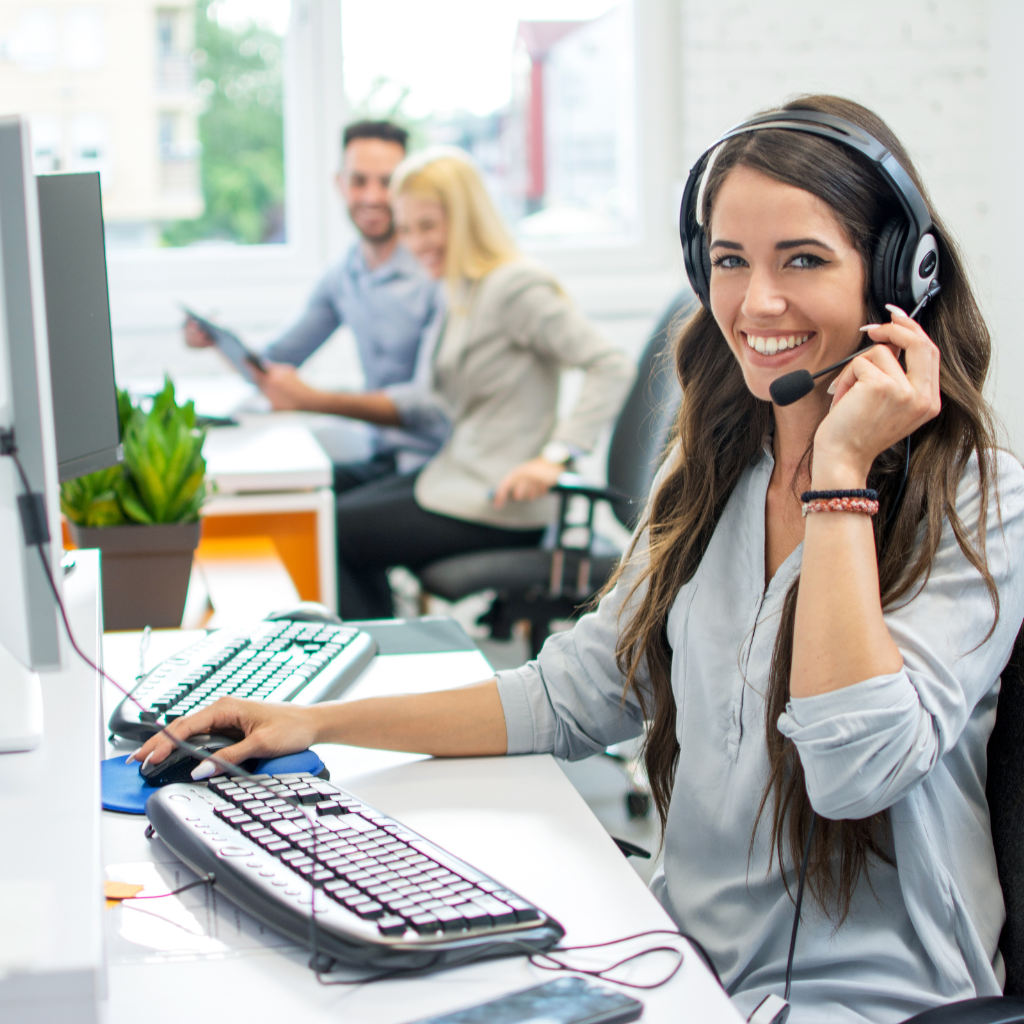 freundliche Kundenberaterin mit Headset