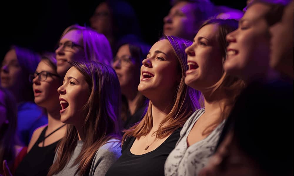 Eine Gruppe junger Frauen singt im Chor