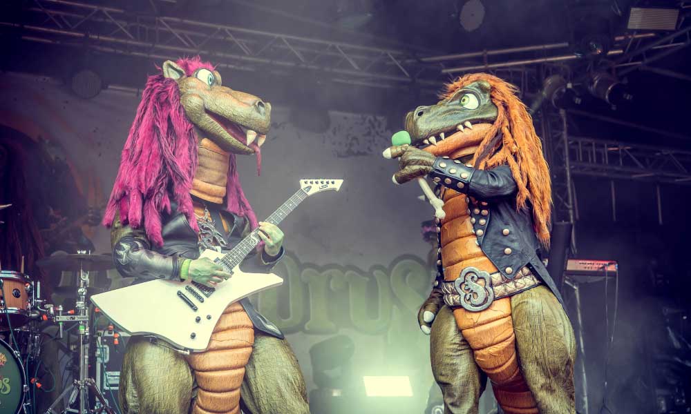 Riffi Raffi und Mr. Heavysaurus von der Kinderband Heavysaurus agieren auf der Bühne