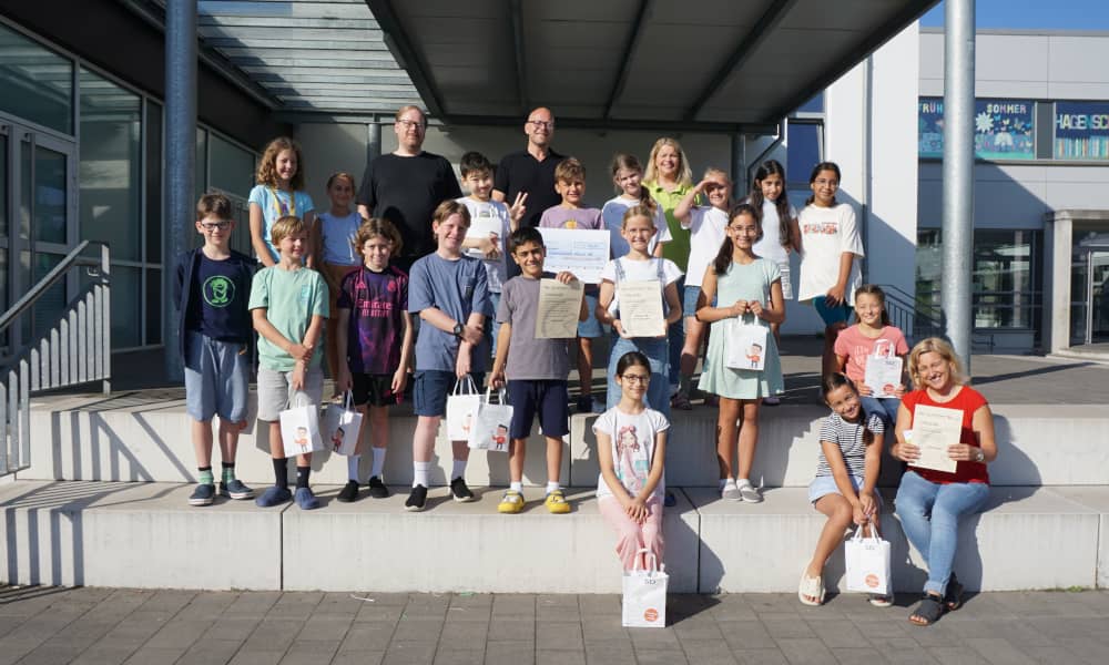 Gruppenfoto mit Grundschulkindern