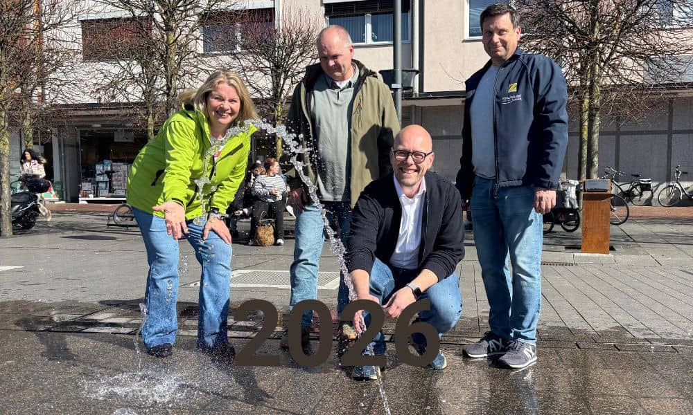 Britta Bethe, Volker Pohl, Simon Panke und Peter Walach stellen symbolisch die Wasserspiele auf dem Dinslakener Neutorplatz 2026 an