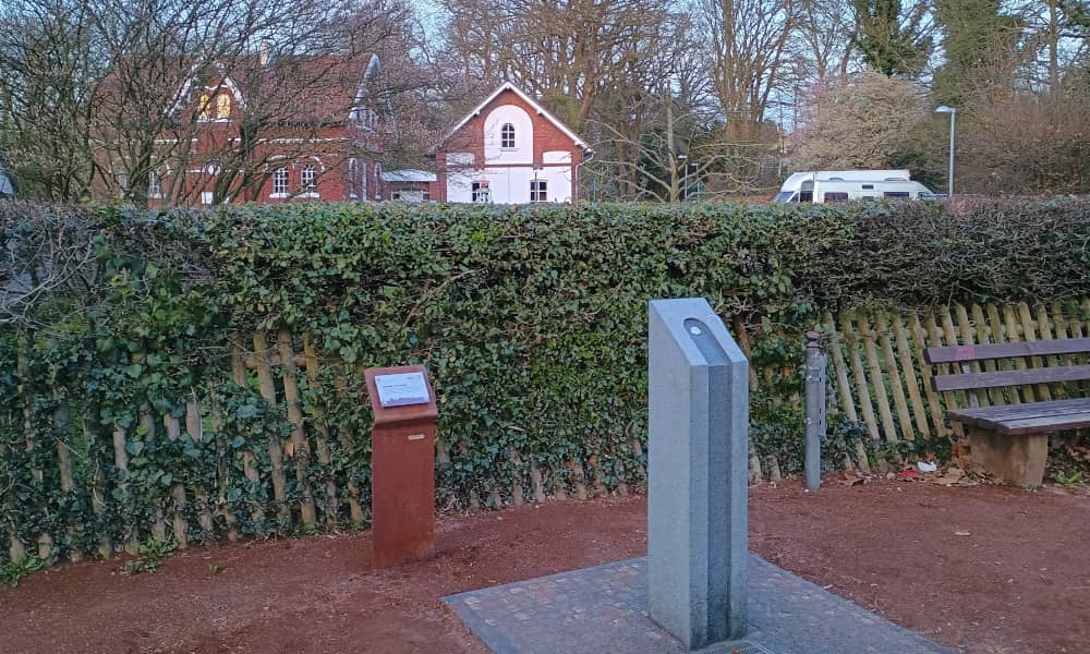 Der Trinkwasserbrunnen aus Granit vor dem Mühlenmuseum in Hiesfeld