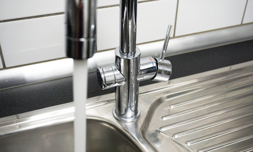 Wasser fließt aus einer Küchenarmatur