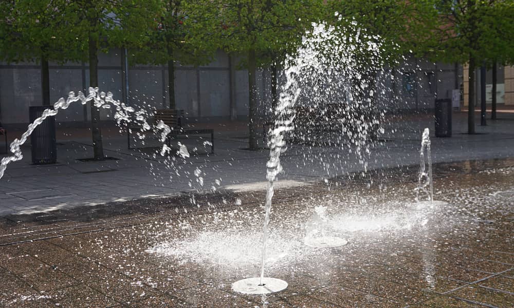 Fontänen der Wasserspiele auf dem Neutorplatz in Dinslaken