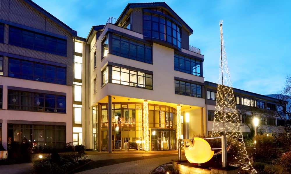 Die Hauptverwaltung der Stadtwerke Dinslaken in weihnachtlichem Glanz