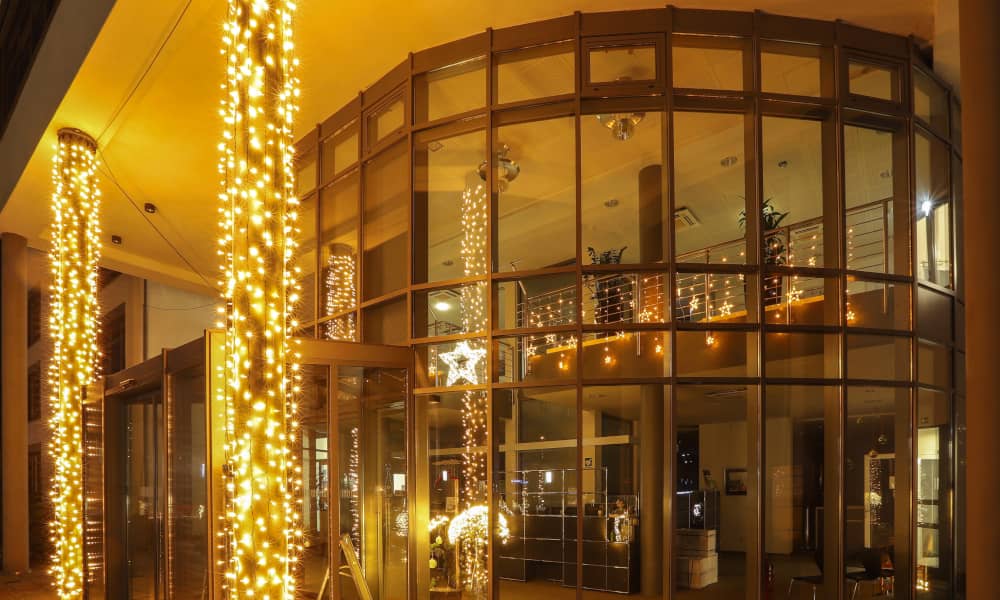 Der Eingang der Stadtwerke-Hauptverwaltung im vorweihnachtlichen Lichterglanz